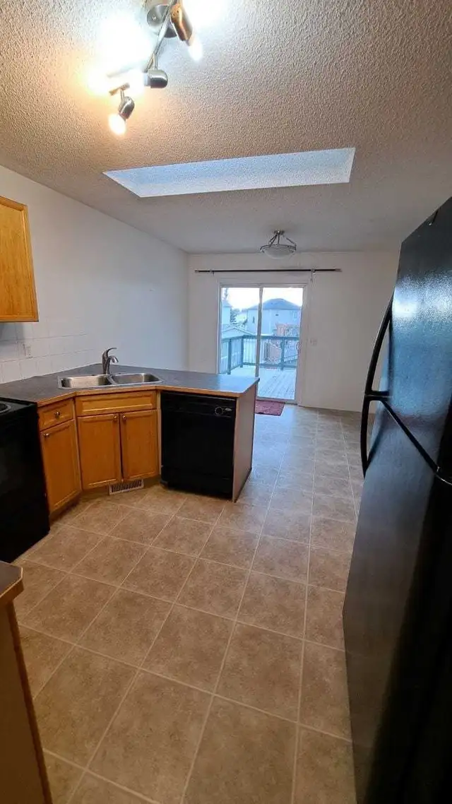 Bi-level house for rent in Coventry Hills