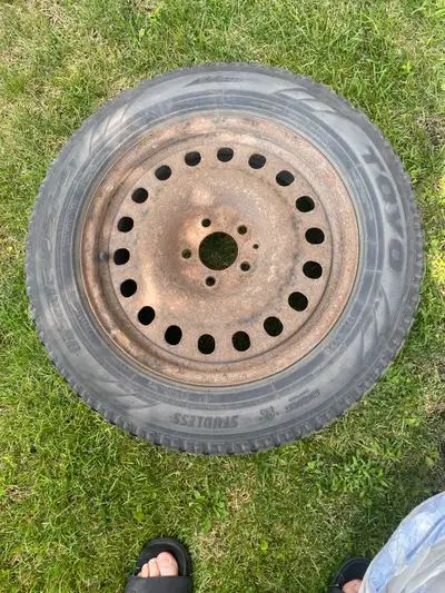 À vendre : 4 pneus 225/60R17 d'hiver avec jantes, en bon état. Ils étaient montés sur une Nissan Rog...