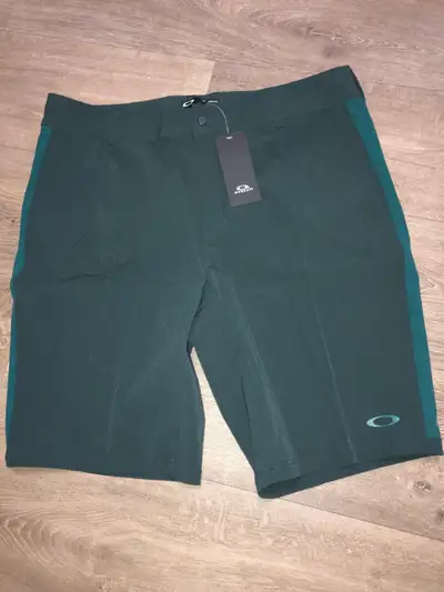 Bermuda Oakley neuf - Grandeur 36, View more
