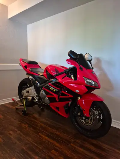 Selling my 2006 cbr 600rr Bike is in very good condition needs nothing. Brand new chain sprokets, br...