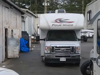 2022 Thor Four Winds 25M. Only 7000 km. Sleeps 6. Has GoPower 3000 watt inverter charger 4000 watt O...