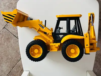 Je vends un chargeur-pelleteuse JCB 4CX en parfait état, idéal pour les jeunes constructeurs en herb...
