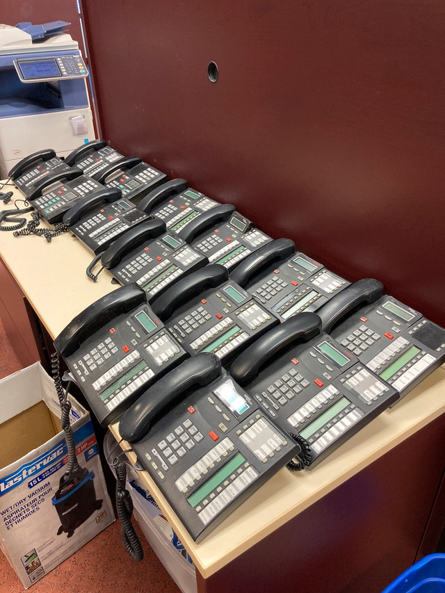 Téléphone de bureau Nortel dans Téléphones résidentiels et répondeurs  à Ville de Québec - Image 2