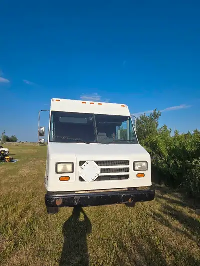 1999 Chevy p30 1 ton dually step van 280xxx kms. Starts right up, runs and shifts well. Box is 14' b...