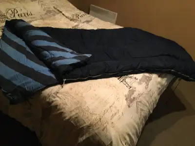 1 sac de couchage de couleur bleu propre !!! Voir mes autres annonces !!!