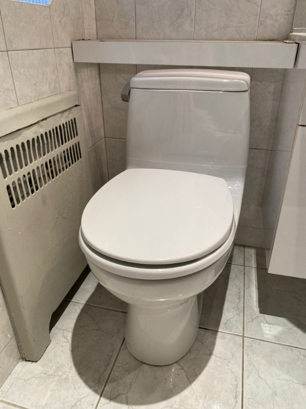 Toilette dans Articles pour la salle de bains  à Ville de Montréal