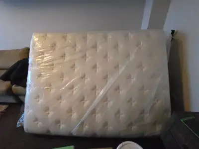 Serta Queen Size mattress for sale., Voir plus