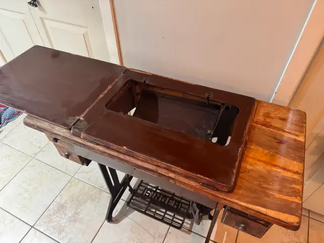 Vintage SINGER TREADLE Cast Iron and Wooden Cabinet Desk in Other Tables in City of Toronto - Image 10