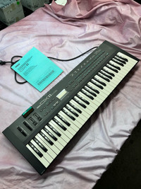 Yamaha DX11 FM synthesizer Keyboard, with manual and Memory cart
