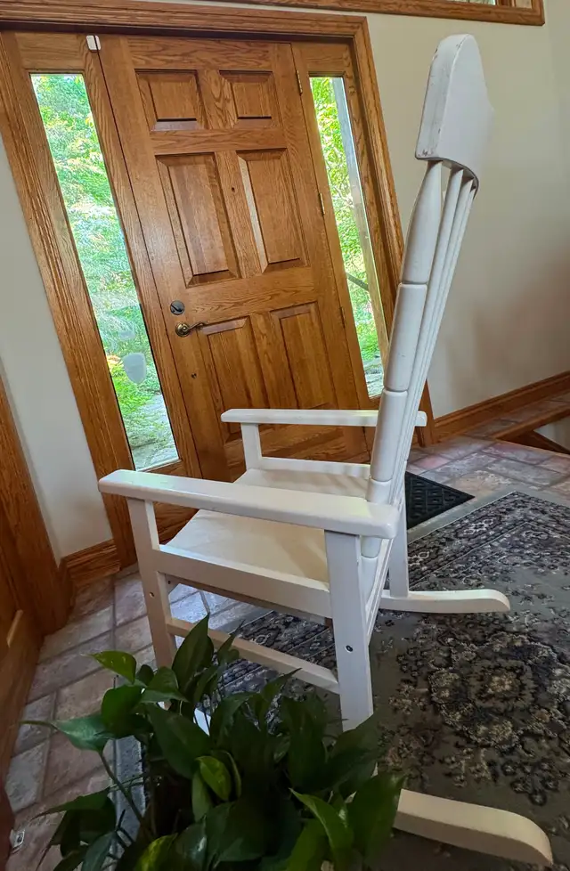 White Wooden Rocking Chair in Chairs & Recliners in Ottawa - Image 5