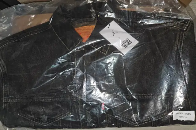 Nike Air Jordan x Levi's trucker denim jacket - Small in Men's in City of Toronto - Image 4