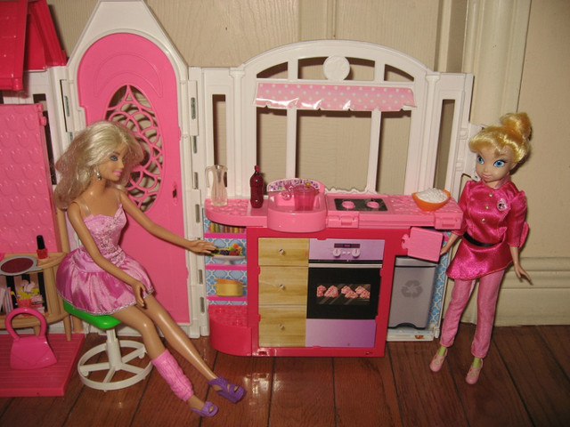Barbie Folding Take & Go Dollhouse w/ Pink Car & 4 Dolls in Toys & Games in City of Toronto - Image 4
