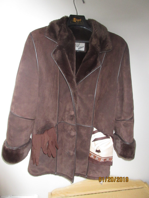 Manteau de cuir suédé dans Femmes - Hauts et vêtements d'extérieur  à Lévis - Image 3