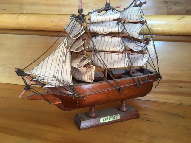 2 petits bateaux en bois décoratifs, peuvent être vendus séparés dans Art et objets de collection  à Ville de Québec