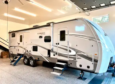 We are selling our 2020 Jayco Eagle 284BHOK which still looks and smells new. The camper is currentl...