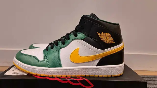 Jordan 1 Mid Retro Sonics in Men's Shoes in Markham / York Region - Image 5