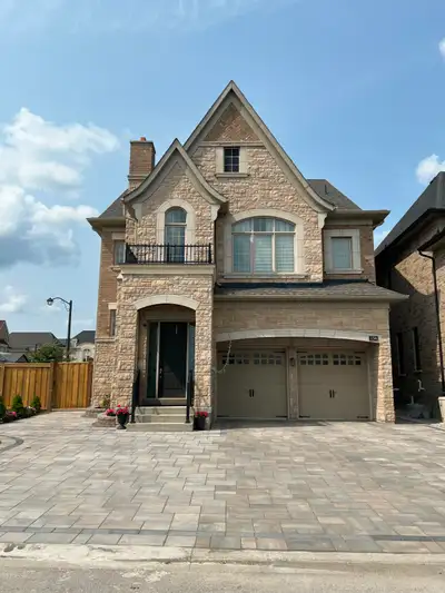 The second floor suite room for rent! The beautiful and luxurious house is located in the upscale Pa...