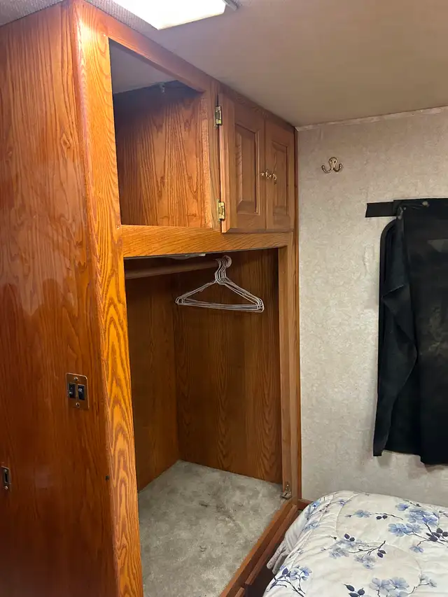1998 Monaco Diplomat 38’ Diesel Class A Motorhome in RVs & Motorhomes in Lethbridge - Image 7
