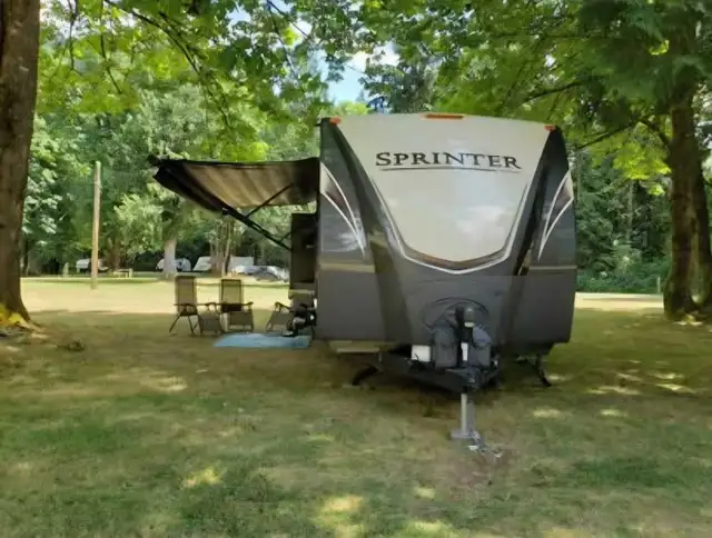 2017 Keystone Sprinter 332DEN | 4 Slides | Rear Living | $38,000 in Travel Trailers & Campers in Chilliwack - Image 9