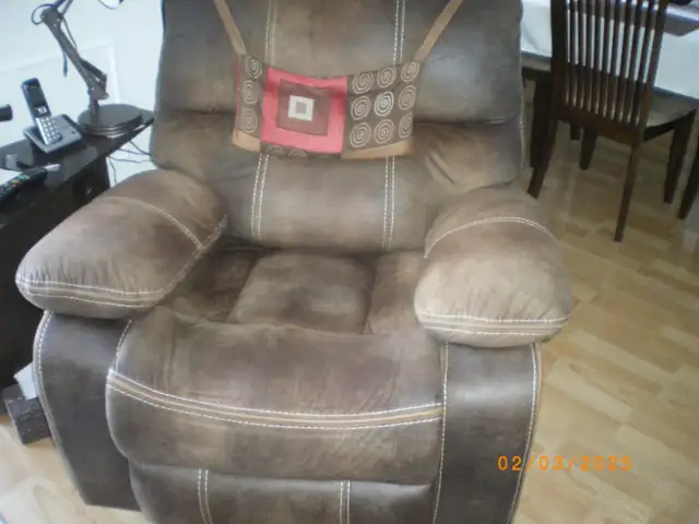 Fauteuil électrique et bercant in Chairs & Recliners in Drummondville - Image 2