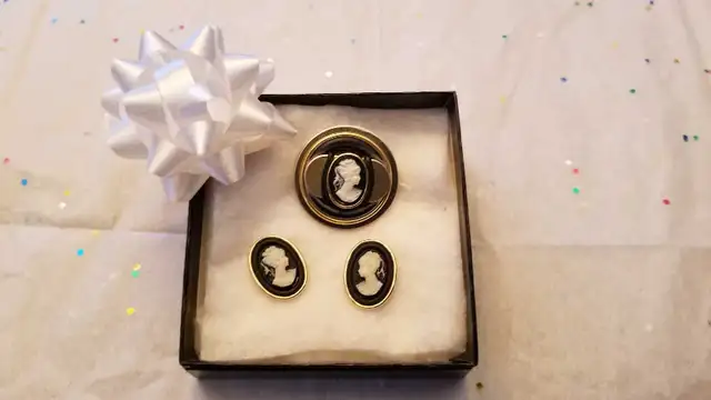 Cameo Earrings. New64744835800706121