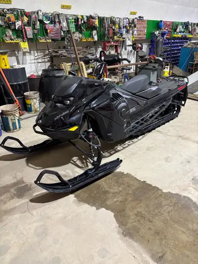 Summit Adrenaline 850. 146x2.5” track. Normal length tunnel. 1046 kms. Shot start. Mbrp race can. Ru...