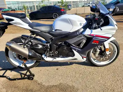 For sale 19 gsxr 600 13690 kilometers New chain New dunlop q5 front and rear tires Swing arm spools...