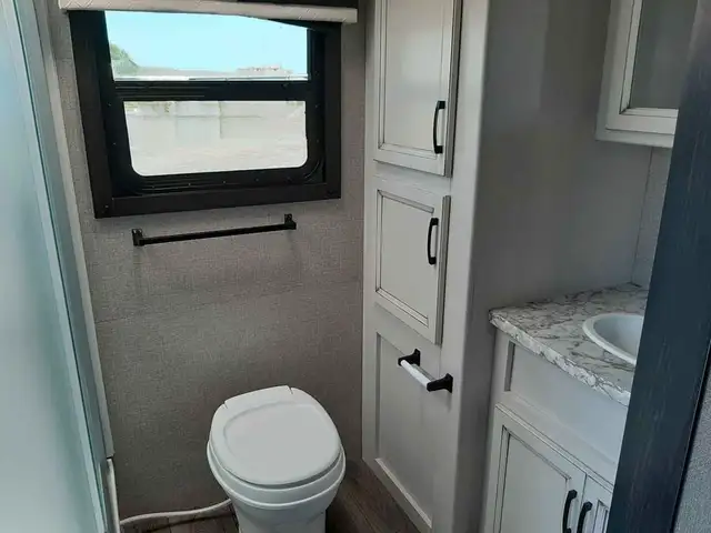 ROULOTTE JAYCO JAYFEATHER 2020 - CLÉ EN MAINS in RVs & Motorhomes in Longueuil / South Shore - Image 7
