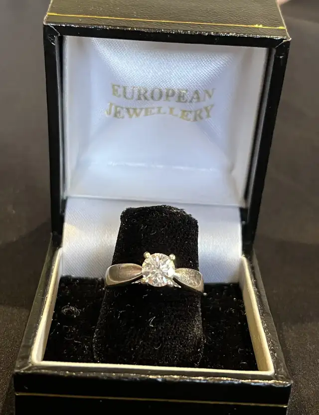Diamond engagement ring64335578149122120