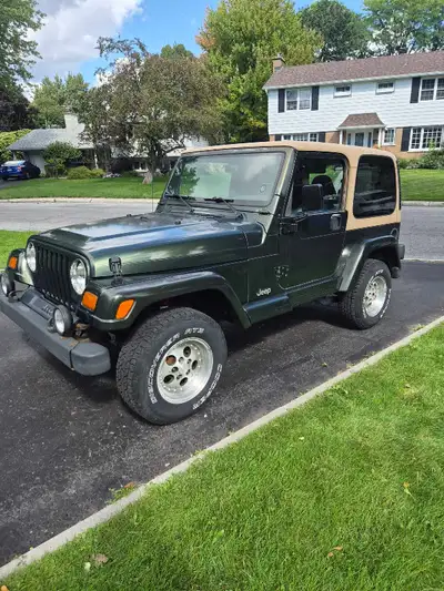 À vendre : Jeep Wrangler Sahara 1997, couleur vert Sahara, avec intérieur vert et sable. Un modèle q...