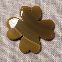 Pendentif trèfle d'agate lignée. Clover leaf agate pendant.