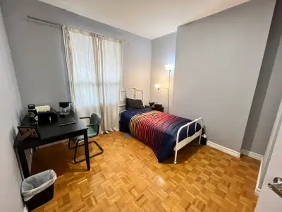 Bright Furnished Room for Rent – Downtown Toronto (M5T 1P3) Available September 1 | 1-Year Lease pre...