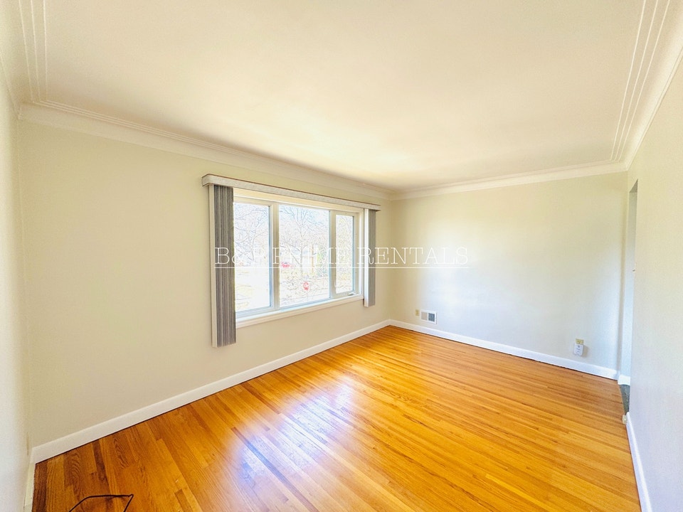 Bright and Spacious 1 Bedroom/1 Bath for RENT in Rossmere B 4