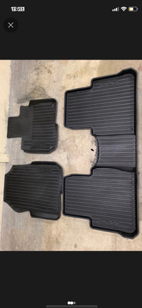 ALMOST NEW! HONDA CRV (2017-22) GENUINE OE RUBBER MATS-PERFECT!