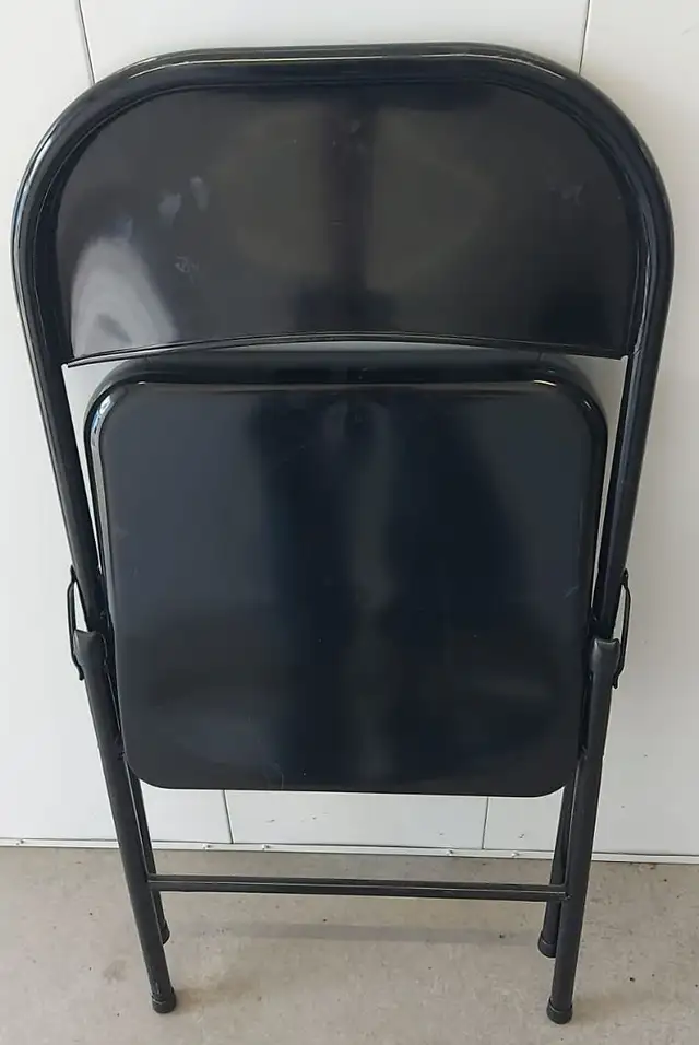 DELUXE FOLDING CHAIR in Chairs & Recliners in London - Image 4