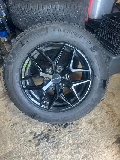 4 mags ryffino noir 18 pouces Monter sur pneus Michelin x-ice north suv à clous 265/60R18 avec nuts...