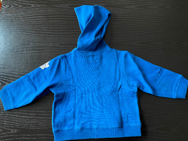 Unisex ROOTS Maple Leaf Hoodie Size 3T-4T Pre-loved in Clothing - 3T in City of Toronto - Image 3