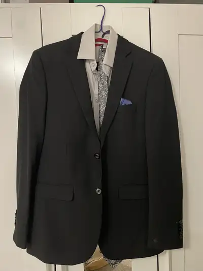 4 piece male youth suit comes with: Tie Black blazer Black pants Light grey shirt collar size 15 Bra...