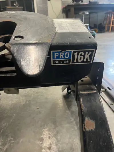 Pro series 16K rated hitch with mounting rails .