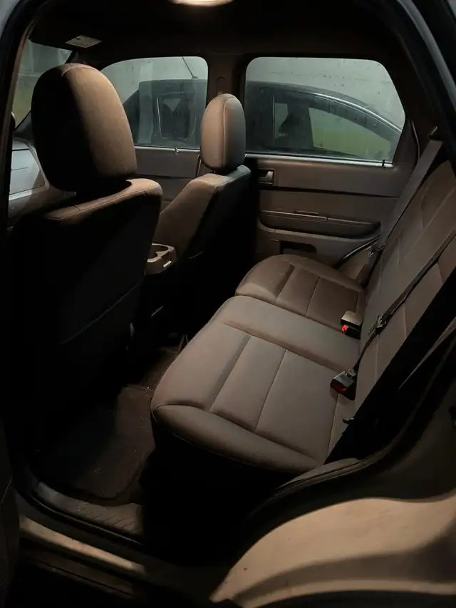 Mechanic Special – 2012 Ford Escape V6 AWD – 108,000 km – Runs G in Cars & Trucks in City of Montréal - Image 8