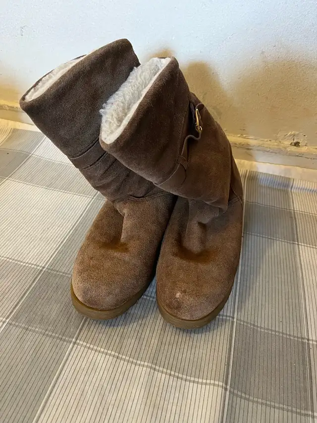 Bony Brown Suede Boots in Women's - Shoes in Mississauga / Peel Region - Image 3