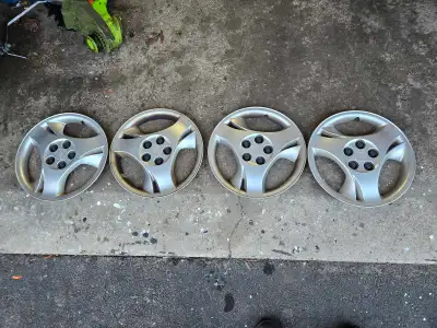 Selling a set of 15" Pontiac hubcaps. They're in really good condition, they still have all the lug...