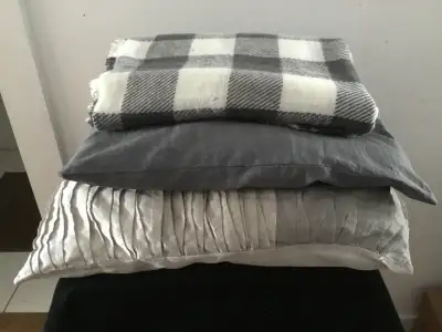 2 coussins + doudou idéal pour divan Voir aussi mes autres annonces