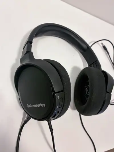 Selling like new condition Black over-ear gaming headset by SteelSeries. It features a detachable mi...