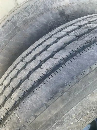 Je vends une paire de pneus Michelin, dimension 235/80R22.5 pour VR. Ces pneus sont usagés mais enco...