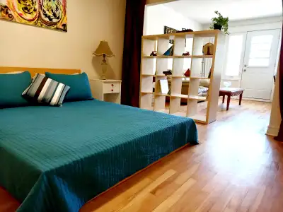 Disponible pour une location immédiate, grand trois et demi, ensoleillé, quartier résidentiel tranqu...