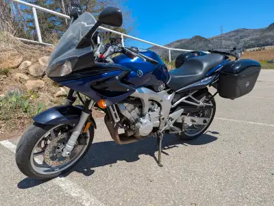 Très belle FZ6 en excellent état, moteur de la R6, très performante en haute révolution ( 98 hp ). T...