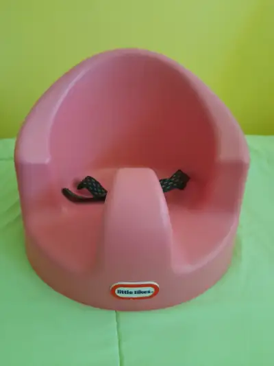 Infant seat perfect for keeping your baby comfortable and secure during feeding or playtime. Feature...