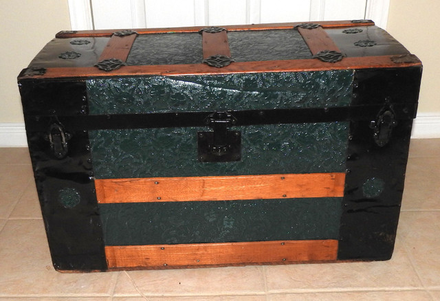 Antique embossed metal steamer  trunk in Arts & Collectibles in Ottawa