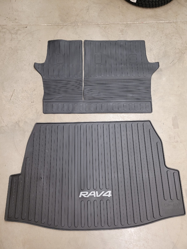 Tapis de coffre ou valise rav4 dans Autres pièces et accessoires  à Laval/Rive Nord